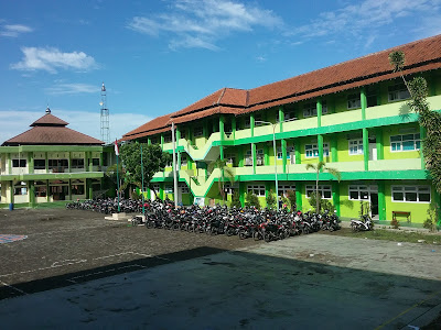 Foto Sekolah – SMK AL HIKMAH 1 SIRAMPOG