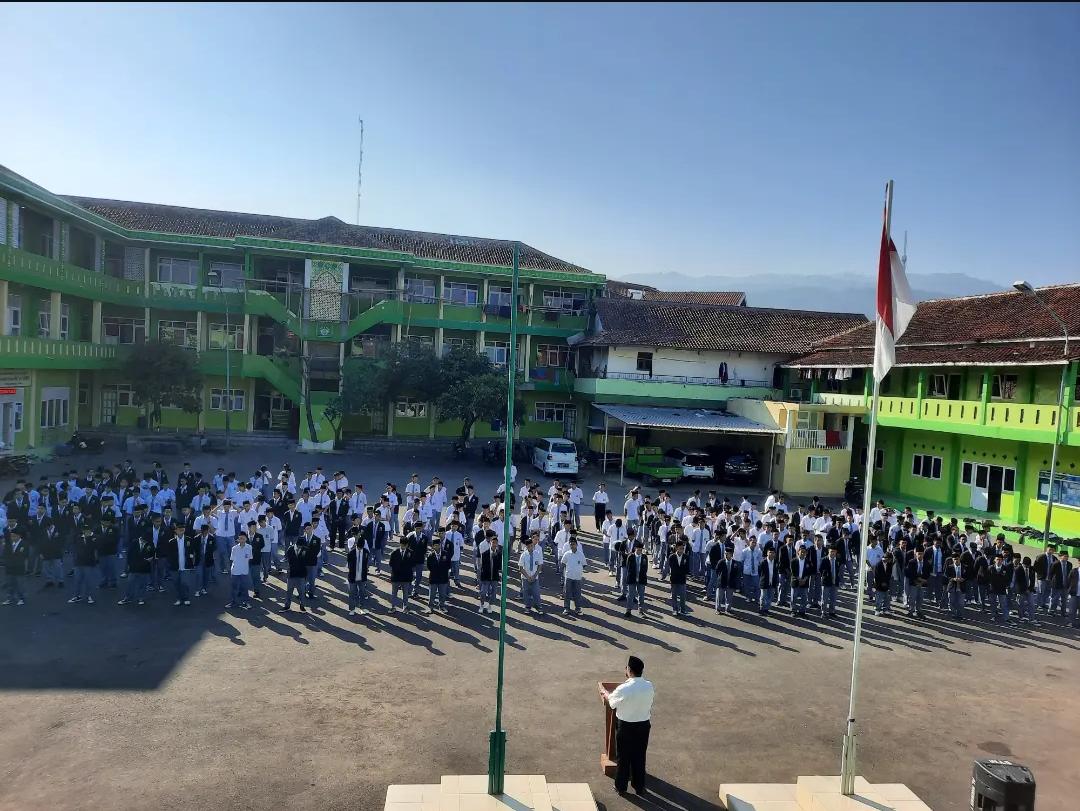 Lapangan Olahraga – SMK AL HIKMAH 1 SIRAMPOG