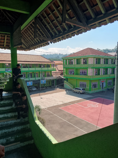 Fasilitas Lainnya – SMK AL HIKMAH 1 SIRAMPOG