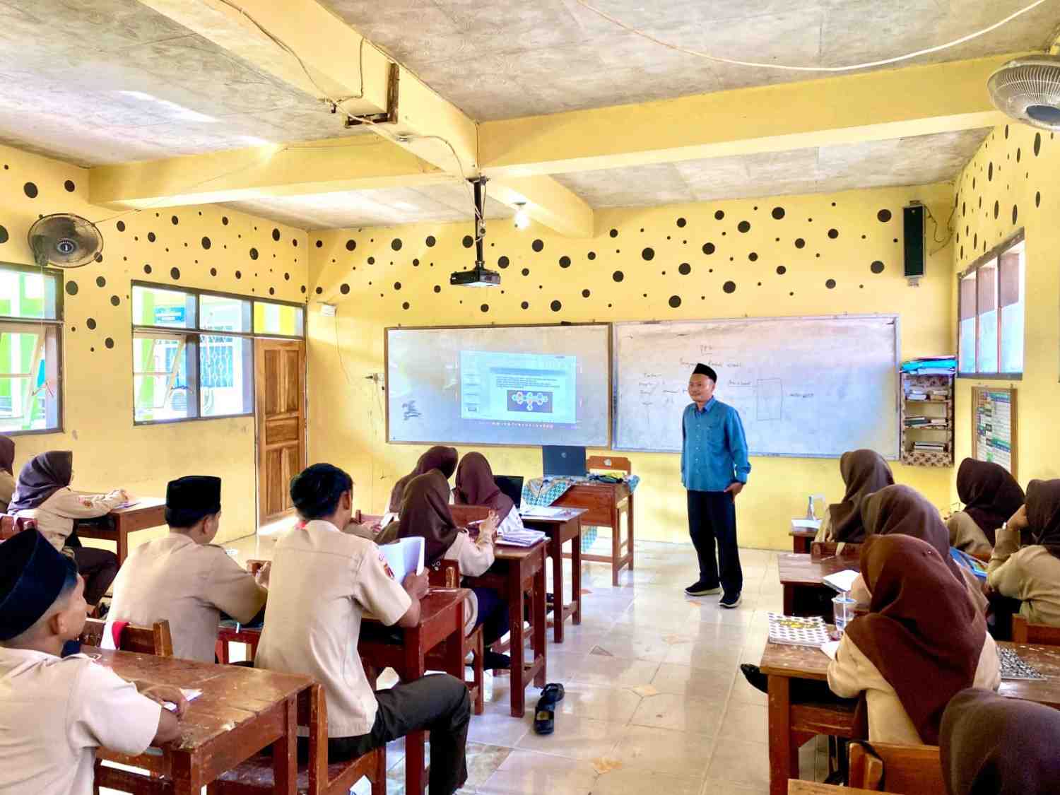 Ruang Kelas – SMK AL HIKMAH 2 SIRAMPOG