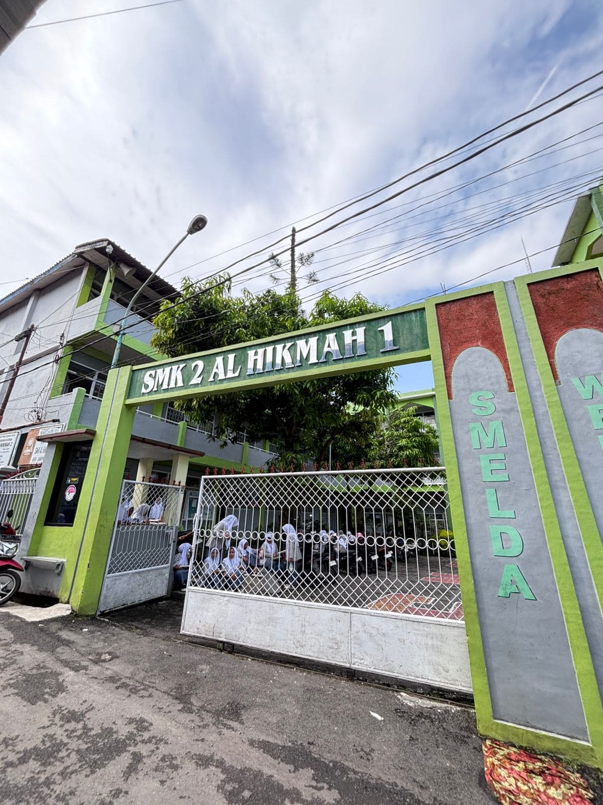 Foto Sekolah – SMK AL HIKMAH 2 SIRAMPOG